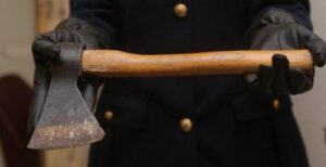 Terrore in costiera: uomo aggredisce vicini con un'accetta