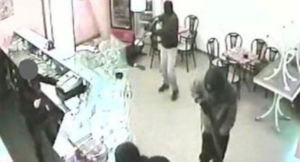 Terrore in un locale nel Napoletano: rapina e spari in caffetteria