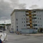 Testata in faccia a poliziotto e minacce reiterate, preso figlio del boss Gallo: residenti in strada per difenderlo