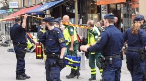 Tir sulla folla a Stoccolma: sono almeno 4 i morti, fermato un uomo. Il premier svedese: "È terrorismo"