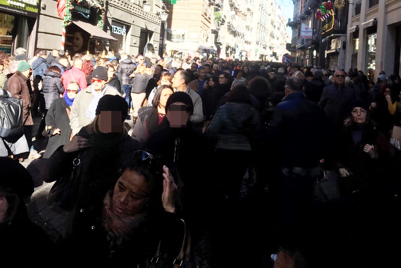 Fiumi di persone a via Toledo, iniziano i saldi a Napoli e le strade si riempiono di gente