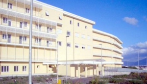 Torre Annunziata, agguato contro un ragazzo di 17 anni. Indaga la polizia