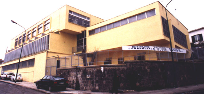 Torre Annunziata, confusione con le pagelle e minacce al docente: famiglie contro la scuola