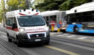 Ormai la notizia del decesso di Marina Mauro, figlia di mio fratello Gino, è di dominio pubblico, per cui tengo molto a fornirvi qualche particolare in più, scusandomi fin da ora per utilizzare questo nostro gruppo che io considero quasi una famiglia. Come molti di voi sapranno, le notizie di stampa parlano impropriamente di suicidio. In ogni caso si dovrà eseguire, per inderogabili norme, l'autopsia. Tuttavia questa mattina, per consegnare un documento, si è recato a casa di mia nipote un commissario, il quale ha precisato che Marina è andata giù verticalmente, ma soprattutto era vestita di tutto punto, con una felpa ed un giubbotto, e stava fumando una sigaretta. E' dunque molto probabile che 1) o si sia sentita male 2) o si sia sporta troppo, sulla ringhiera bassa, per vedere se i bambini stessero rientrando in casa (a momenti sarebbe cominciata la festa per il compleanno di uno dei due). Il commissario ha quindi già escluso l'ipotesi del suicidio, perché non si può immaginare che un candidato suicida si vesta di tutto punto e vada giù a picco fumando una sigaretta. Le notizie riportate in fretta e furia da pessimi webmagazine e che circolano da ieri, oltre ad essere cruente e a riportare finanche dati anagrafici errati (Marina aveva 43 anni ed il ragazzino ne ha 12), sono destituite di qualsiasi fondamento. E' vergognoso leggere che Marina si fosse barricata in casa per ammazzarsi. Ho ritenuto giusto dirvelo nel rispetto della memoria di Marina e del nostro infinito dolore.