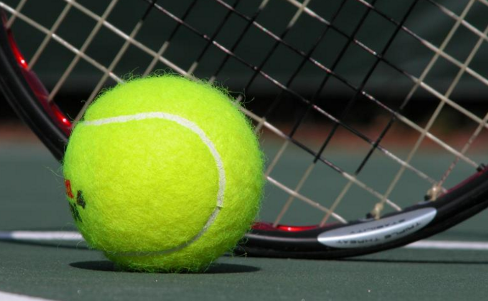 Tragedia a Lusciano, va a giocare a Tennis e muore in campo