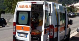 Tragedia a Montecorvino Pugliano, uomo cade dal balcone. Indagata la moglie