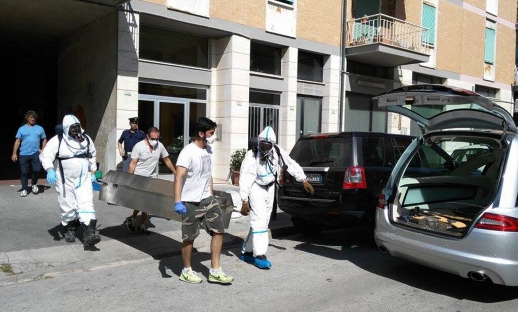 Tragedia a Padula, litiga con la moglie, si getta dalla finestra con il figlio