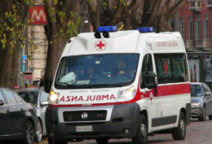 Tragedia nel giuglianese, donna precipita giù dal balcone