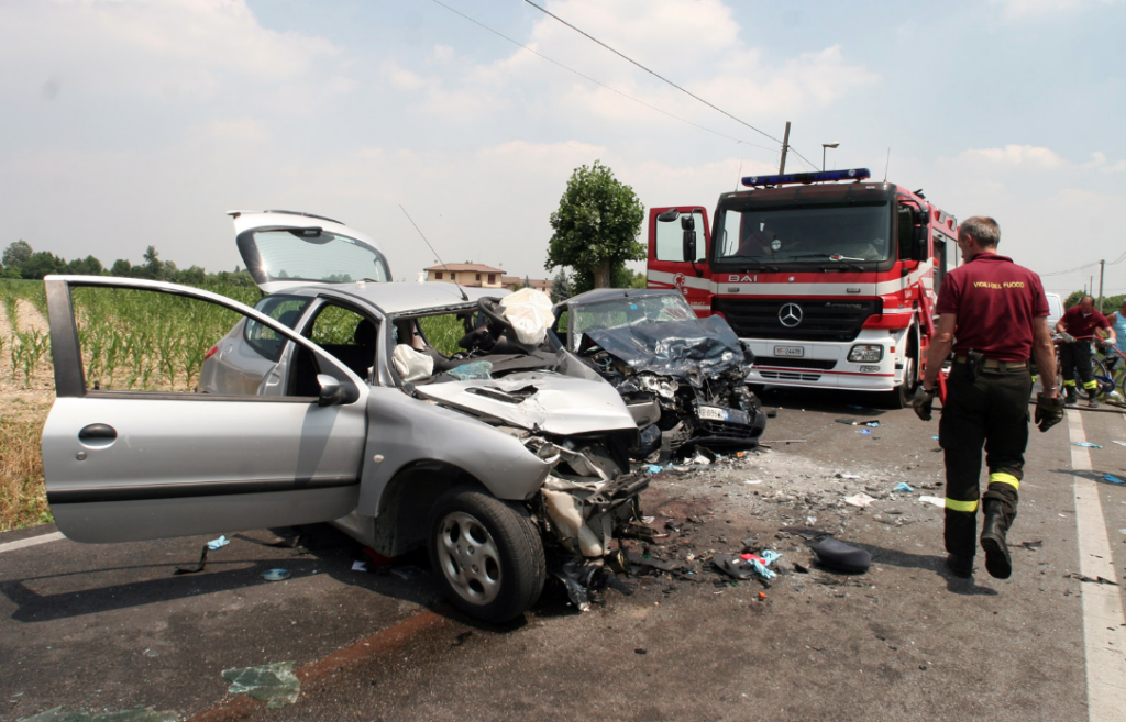 Tragico incidente stradale: coinvolte tre automobili, grave una coppia