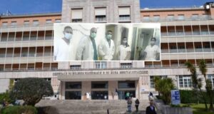 Napoli, ritarda ricovero per il covid: salvato da cuore artificiale. "Intervento record in Italia"