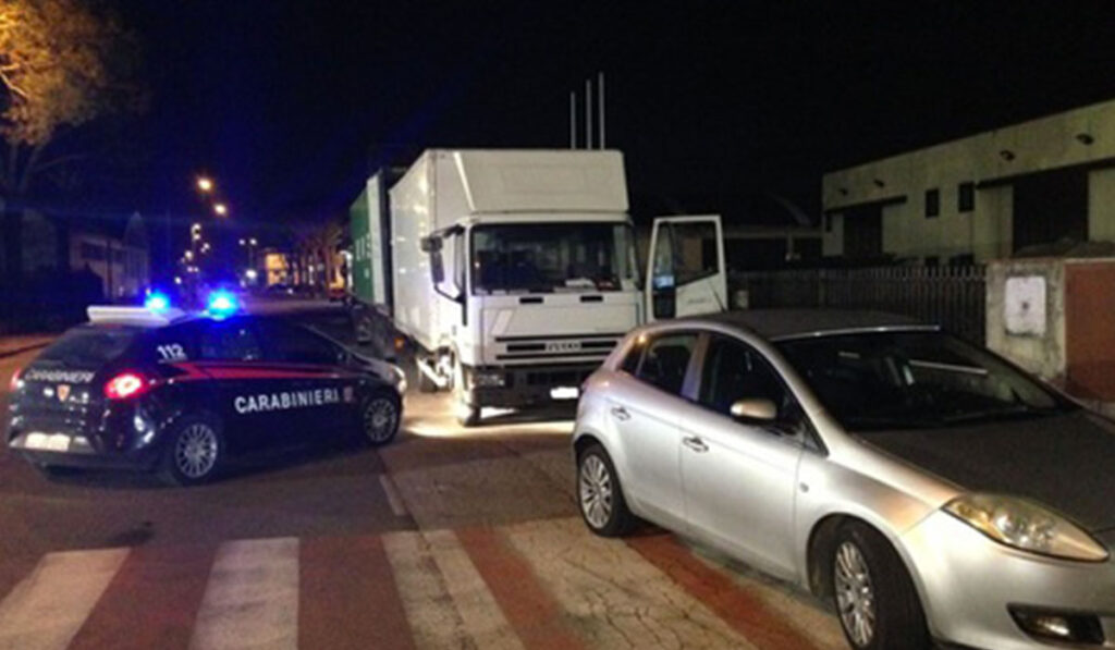 Trasportano illegalmente un 19enne e tentano di corrompere i carabinieri: fermati due cinesi