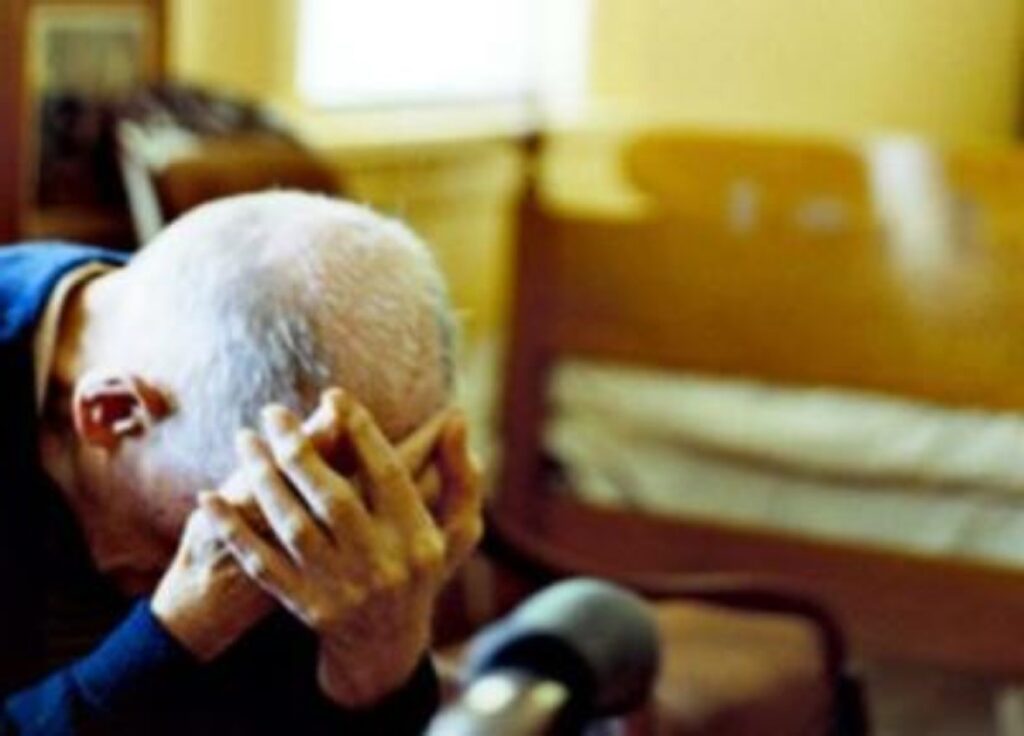 Napoli, anziano aggredito e rapinato da una finta postina