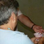 Truffa anziani Napoli: rapinata 87enne