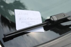 la-truffa-del-biglietto-sul-parabrezza