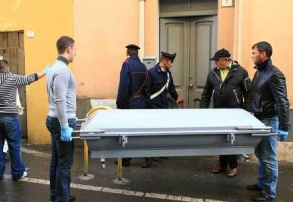 Omicidio del sabato sera, uomo ucciso all'interno del suo appartamento