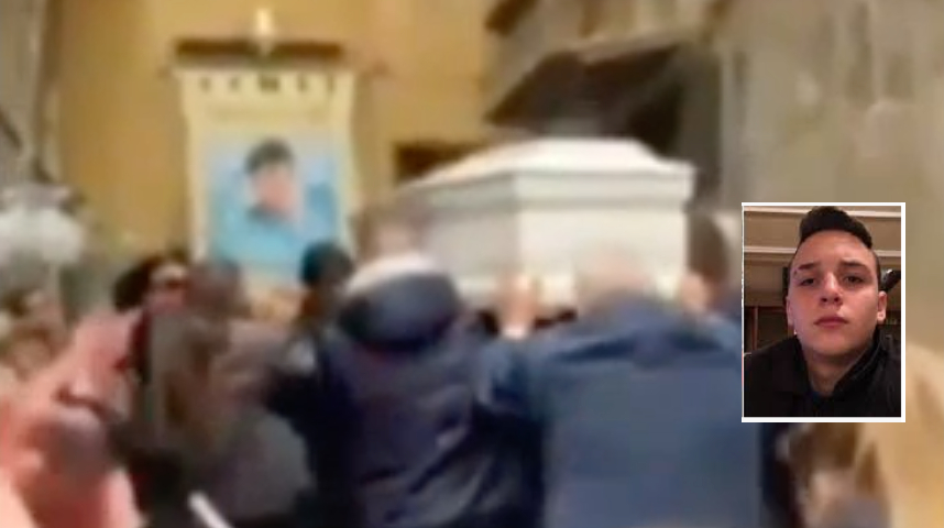 Ugo torna a casa, gli amici portano la bara: palloncini e applausi per il 15enne ucciso a Napoli