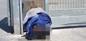 Vergogna in piazza Garibaldi, uomo si abbassa i pantaloni e defeca in strada
