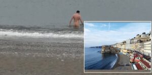 uomo nudo mare posillipo