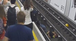 Uomo tenta suicidio per ben tre volte, provando a gettarsi sotto la cumana