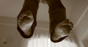 Uomo trovato impiccato nella sua abitazione: tragedia nel casertano