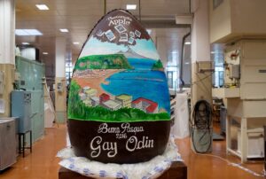 Uovo di cioccolato di 300 kg per celebrare la Apple a Napoli