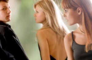 Va a letto con la migliore amica della moglie, non sa come dirglielo