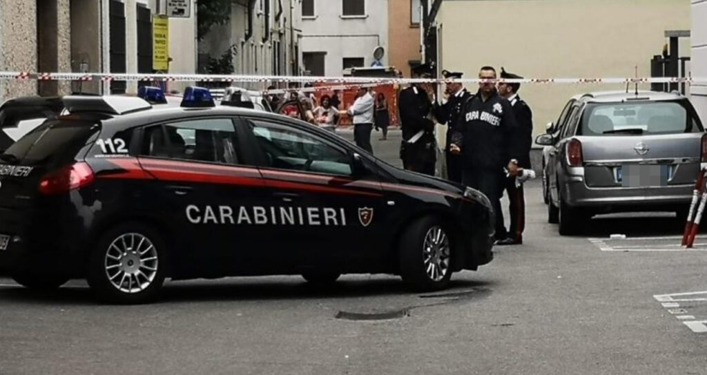 Denuncia il figlio per avergli rubato denaro, perde il controllo in caserma e viene arrestato