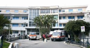 Va in ospedale per un dolore, viene dimesso e muore poco dopo: due indagati