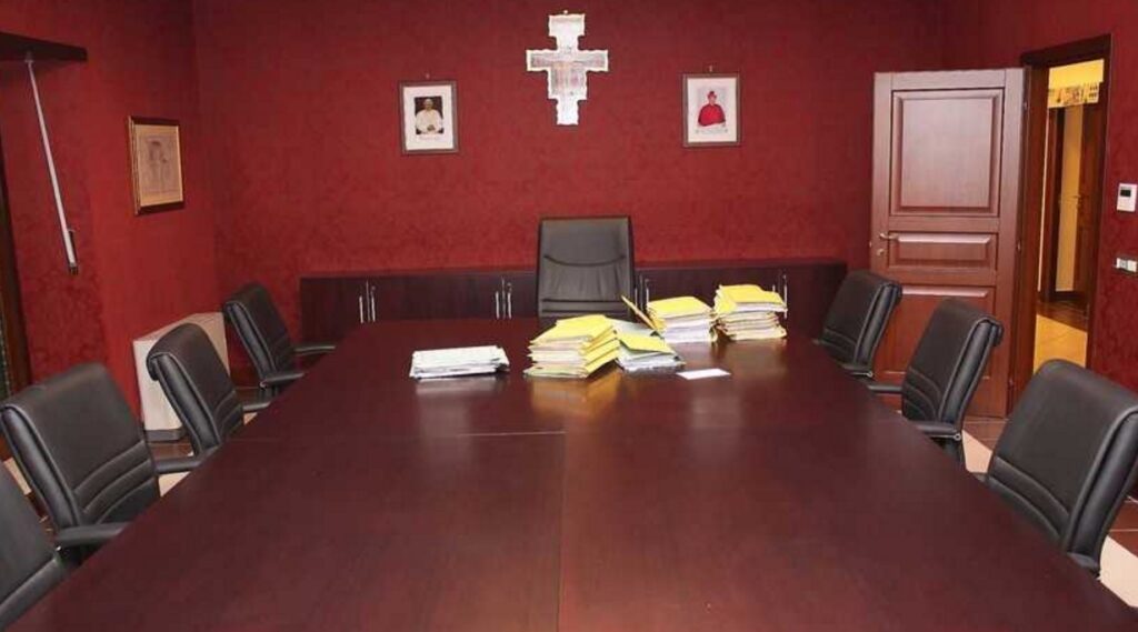 Vallo della Lucania, relazione tra parroco e fedele, lei resta incinta e lui la fa abortire