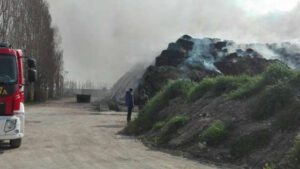 Vasto incendio nella discarica di Villa Literno: a fuoco le ecoballe. Aperta inchiesta