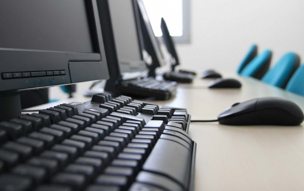 12395916rubato-computer-di-un-bimbo-disabile