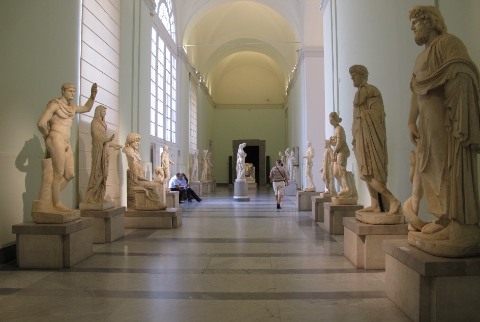 Versace sceglie Napoli, presto un evento al Museo Archeologico