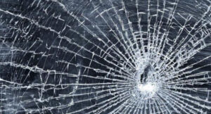 Napoli, con gli scooter sfondano le vetrine e tentano una rapina