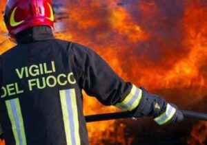 Incendio a Bagnoli, va a fuoco la colmata dell'ex Italsider