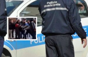 Non vuole dare il cognome del papà alla loro figlia, lui tenta di strangolarla in Comune