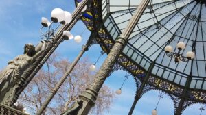 Villa Comunale di Napoli: i lampioni della Cassa Armonica distrutti dai vandali