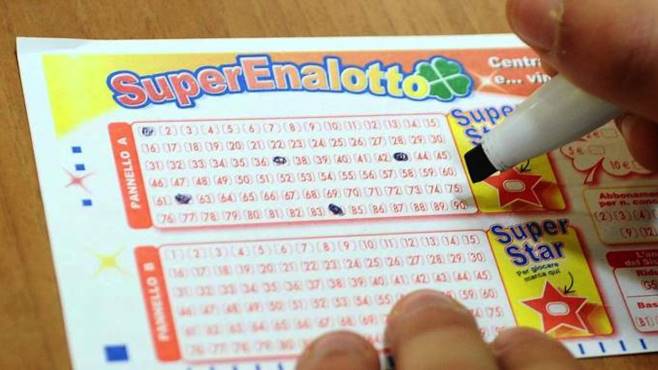 SuperEnalotto Napoli: 2 Cinque vincono in Campania, 29 aprile 2016