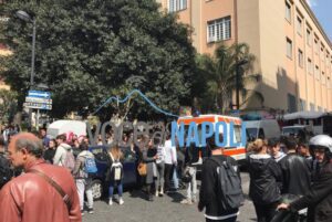 Violenta lite fuori al Liceo Umberto finisce nel sangue