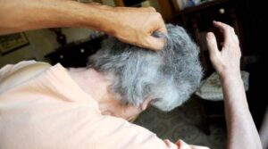 Usuraio aggredisce e picchia un anziano: arrestato dai Carabinieri