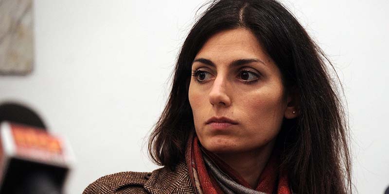 Virginia Raggi indagata per falso e abuso d'ufficio: nei guai il sindaco di Roma