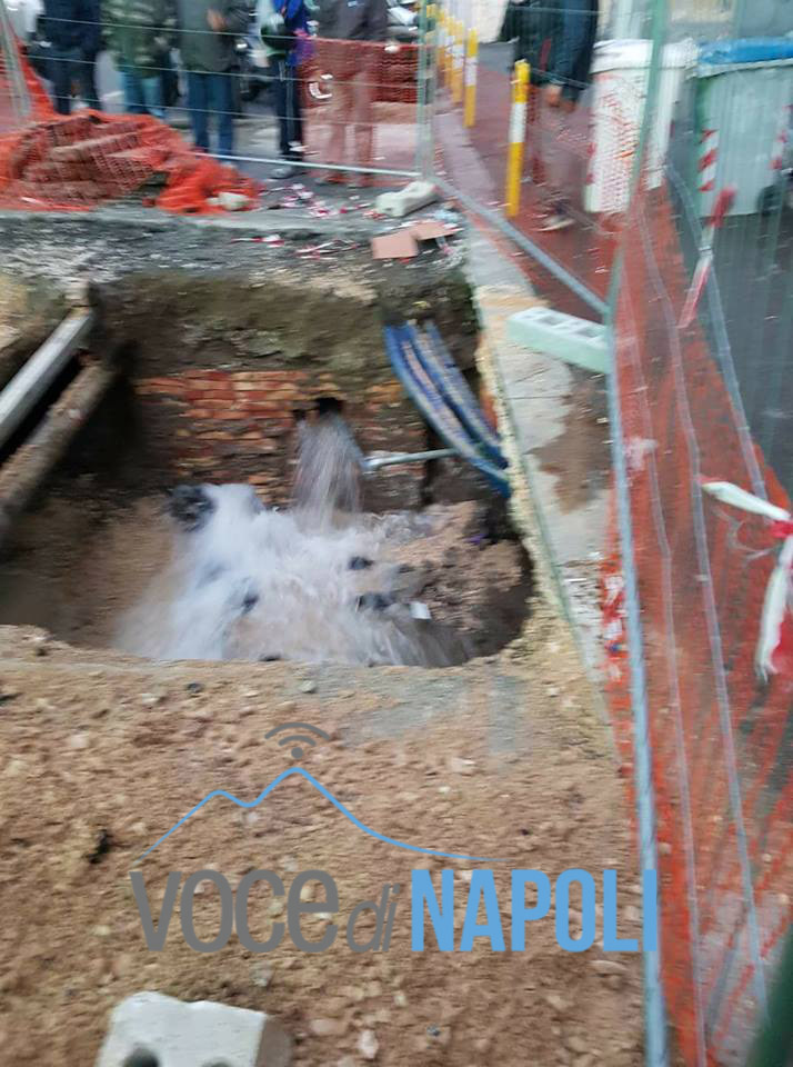 Sprofonda strada in via Pigna