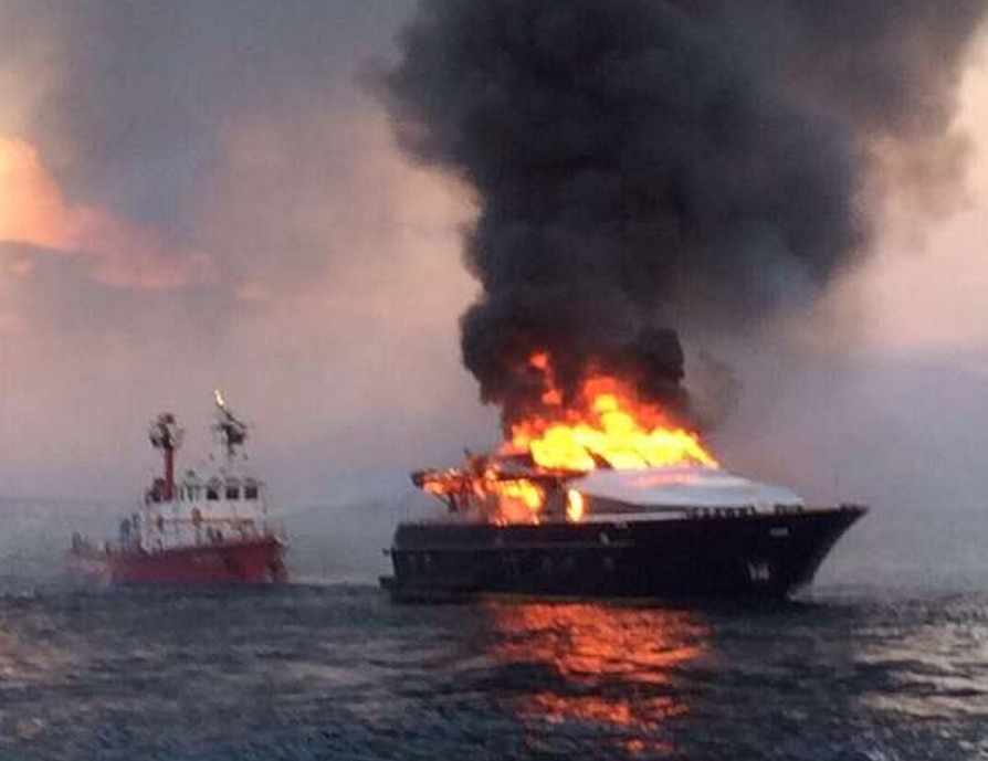 Yacht di De Laurentiis: svolta nelle indagini sull'incendio