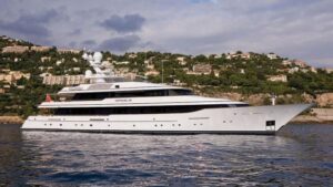 Amancio Ortega, patron di Zara, è a Ischia con il suo mega yatch