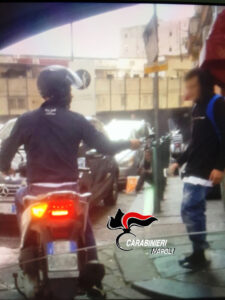 Napoli, vittima di rapina fotografa il ladro e lo fa arrestare