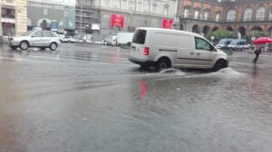 Bomba d’acqua si abbatte su Napoli, allagamenti e disagio in città