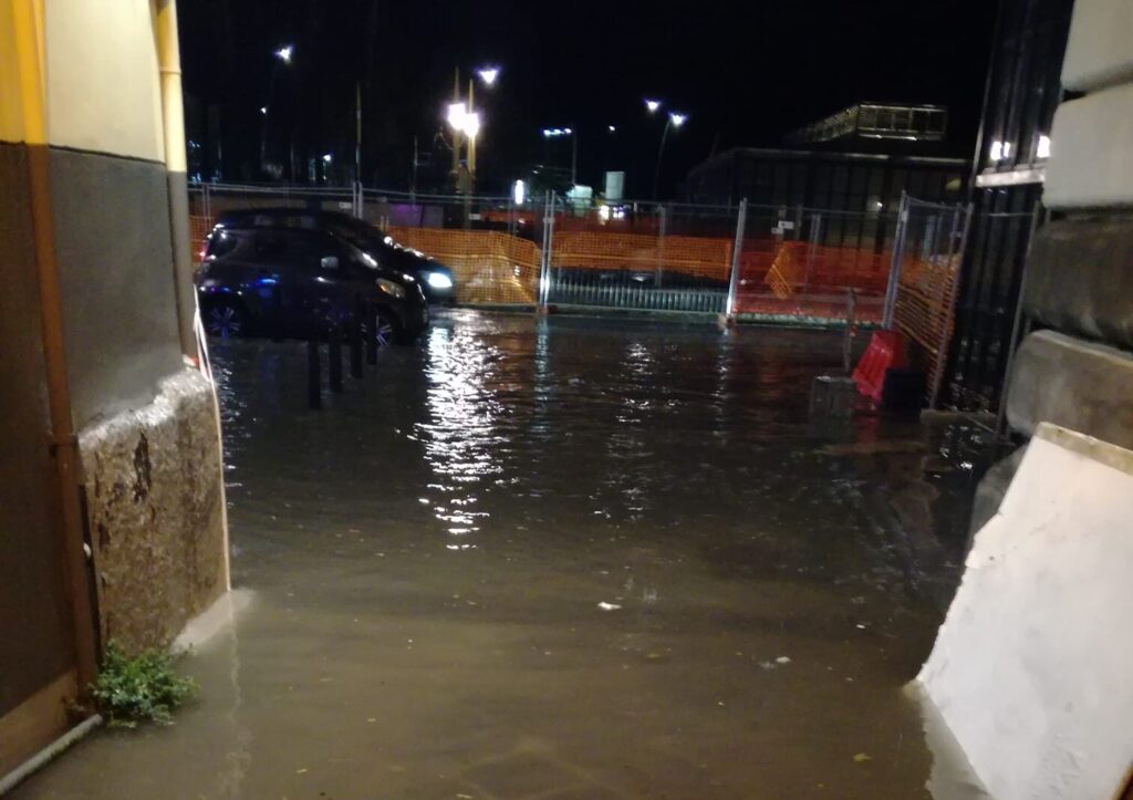 Bomba d'acqua si abbatte su Napoli: allagamenti, tombini saltati e dissesti