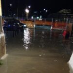 Bomba d'acqua si abbatte su Napoli: allagamenti, tombini saltati e dissesti