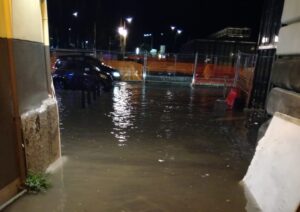 Bomba d'acqua si abbatte su Napoli: allagamenti, tombini saltati e dissesti
