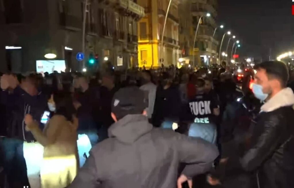 Napoli contro il lockdown: un corteo di centinaia di persone sfida il coprifuoco