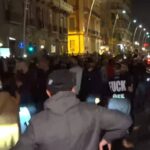 Napoli contro il lockdown: un corteo di centinaia di persone sfida il coprifuoco